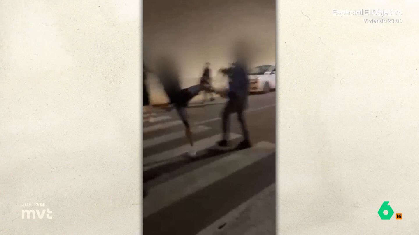 El joven intenta huir, pero uno de los j&oacute;venes le rompe una botella en la cabeza, lo que provoca que caiga al suelo y sea linchado por el grupo, que le dan patadas y pu&ntilde;etazos, incluso en la cabeza. 