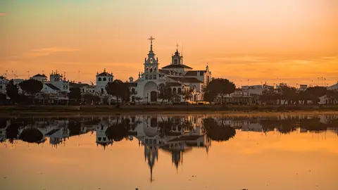 El Rocío junto a la marisma de Doñana El Rocío junto a la marisma de Doñana