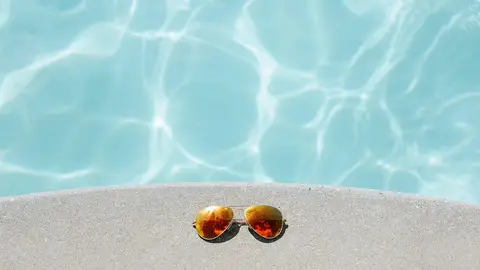 Piscina y gafas de sol Piscina y gafas de sol