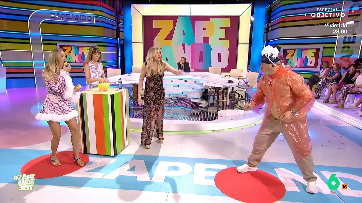 Espuma de afeitar y pelotas de ping pong: Anna Simon se propone "modernizar Zapeando" con un juego de la tele coreana Ana Simón ha investigado sobre la televisión moderna y se ha encontrado un juego perfecto para llevar Zapeando al futuro de la televisión. María Gómez y Nacho García compiten con Miki Nadal e Isabel Forner en un juego surrealista.