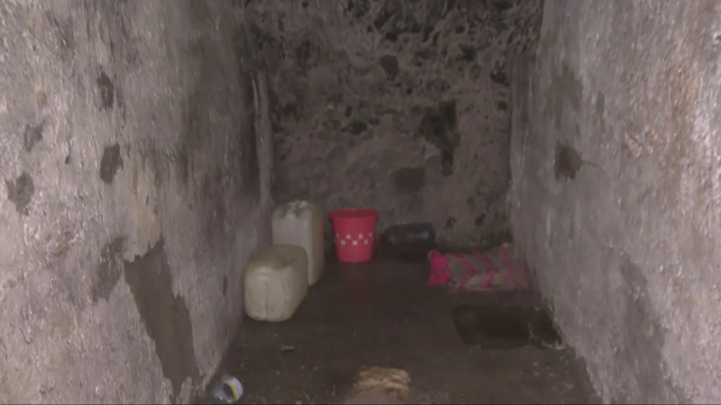Hacinados entre porquería y entre botellas llenas de orines: los bomberos descubren un asentamiento de migrantes en una galería subterránea en Ceuta Hacinados entre porquería y entre botellas llenas de orines: los bomberos descubren un asentamiento de migrantes en una galería subterránea en Ceuta