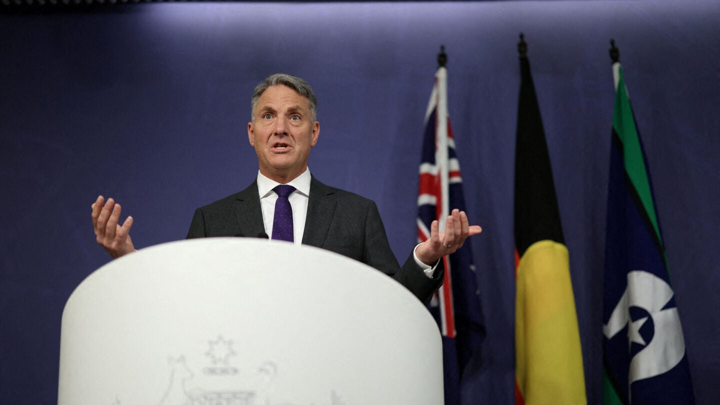 El viceprimer ministro y ministro de Defensa australiano, Richard Marles, habla durante una conferencia de prensa