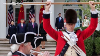 El presidente de Estados Unidos, Donald Trump; la primera dama, Melania Trump; el presidente chino, Xi Jinping, y su esposa, Peng Liyuan asisten a una ceremonia cerca de la columnata de la Casa Blanca en Washington