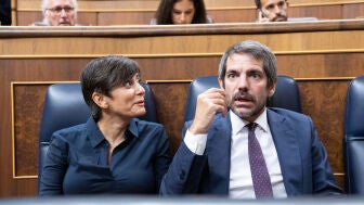 La ministra de Vivienda y Agenda Urbana, Isabel Rodr&iacute;guez, y el ministro de Cultura, Ernest Urtasun, durante una sesi&oacute;n de control al Gobierno