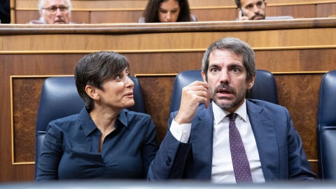 La ministra de Vivienda y Agenda Urbana, Isabel Rodr&iacute;guez, y el ministro de Cultura, Ernest Urtasun, durante una sesi&oacute;n de control al Gobierno