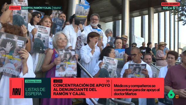 "&iexcl;Consejera, dimisi&oacute;n!": concentraci&oacute;n de las m&eacute;dicas y m&eacute;dicos del Ram&oacute;n y Cajal en apoyo al cirujano que denunci&oacute; la manipulaci&oacute;n de las listas