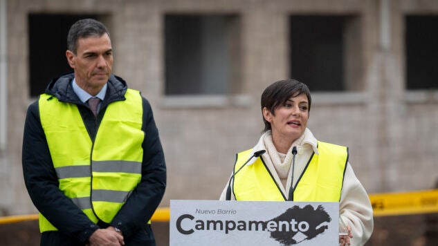 El presidente del Gobierno, Pedro S&aacute;nchez, y la ministra de Vivienda, Isabel Rodr&iacute;guez, y durante el acto de demolici&oacute;n de los primeros edificios del acuartelamiento de Campamento