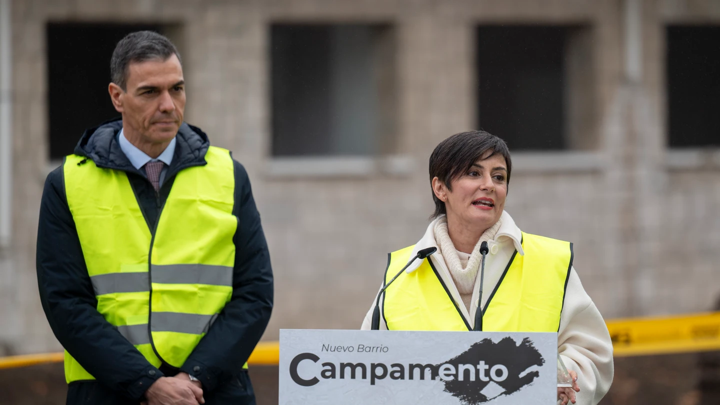 El presidente del Gobierno, Pedro Sánchez, y la ministra de Vivienda, Isabel Rodríguez, y durante el acto de demolición de los primeros edificios del acuartelamiento de Campamento El presidente del Gobierno, Pedro Sánchez, y la ministra de Vivienda, Isabel Rodríguez, y durante el acto de demolición de los primeros edificios del acuartelamiento de Campamento