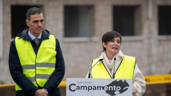 El presidente del Gobierno, Pedro S&aacute;nchez, y la ministra de Vivienda, Isabel Rodr&iacute;guez, y durante el acto de demolici&oacute;n de los primeros edificios del acuartelamiento de Campamento