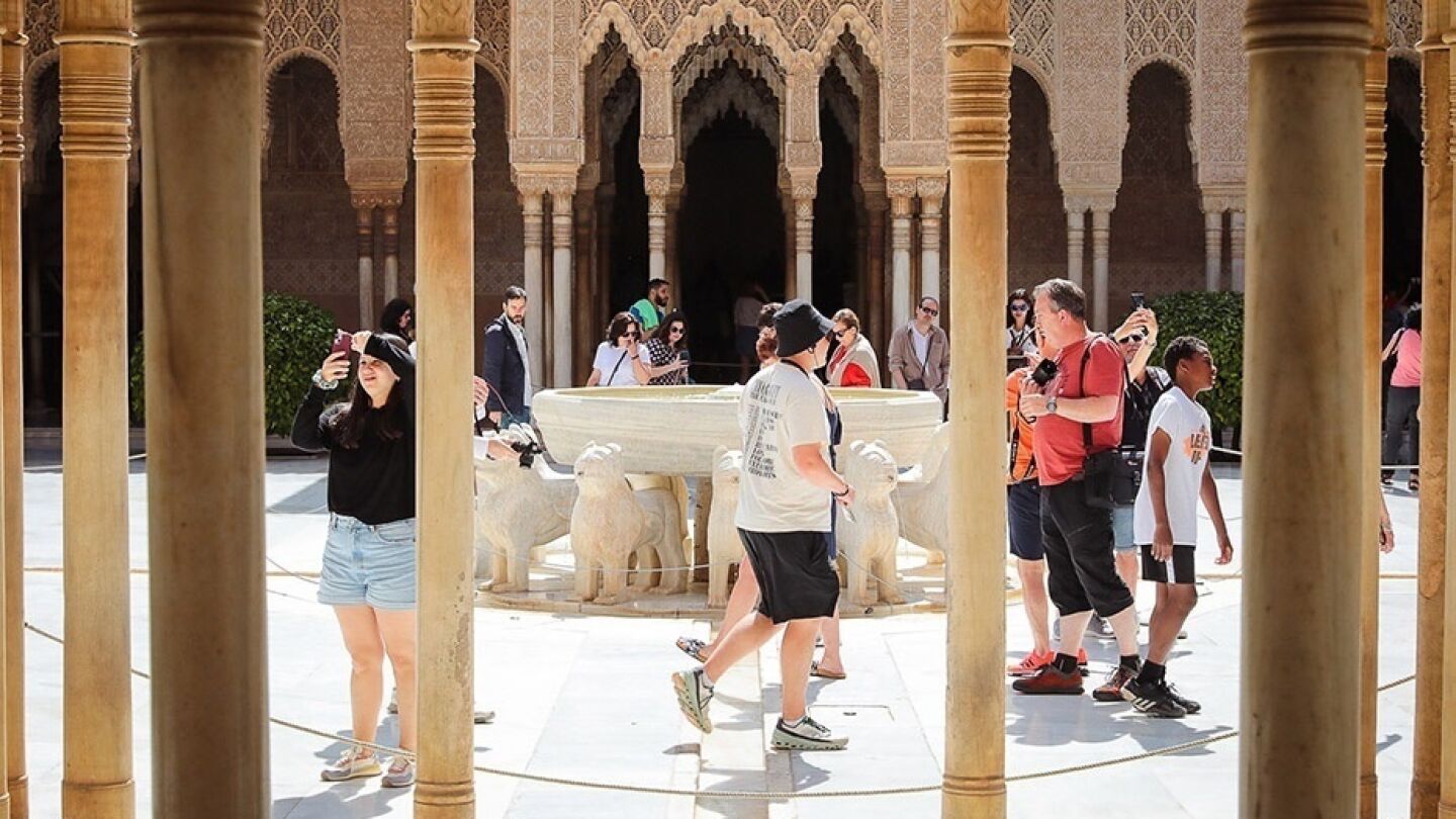 Turistas en la Alhambra de Granada, en imagen de archivo