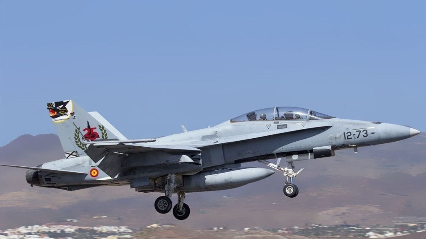 Un F-18 volando en cielo canario