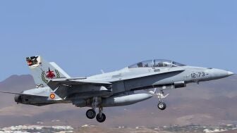 Un F-18 volando en cielo canario