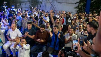 Mehdi Bensaid, miembro de la direcci&oacute;n del Partido Autenticidad y Modernidad (PAM), espera el anuncio del Ministro del Interior sobre los resultados de las elecciones legislativas, en Rabat, Marruecos