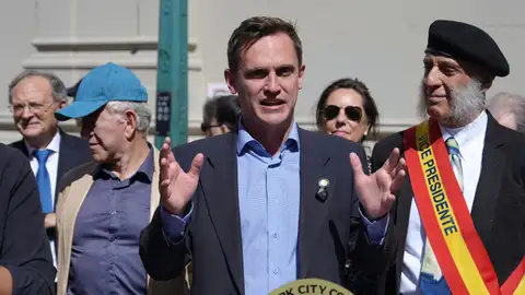 Inauguración del nuevo nombre de la calle 14 como 'Little Spain' en homenaje a la comunidad hispana en Nueva York Inauguración del nuevo nombre de la calle 14 como 'Little Spain' en homenaje a la comunidad hispana en Nueva York