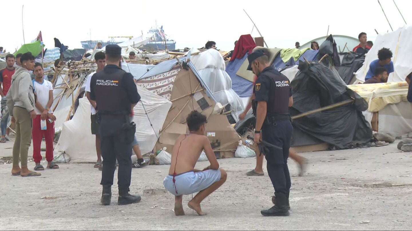 Imagen de un migrante tras la pelea en la playa de Guano (Ceuta)