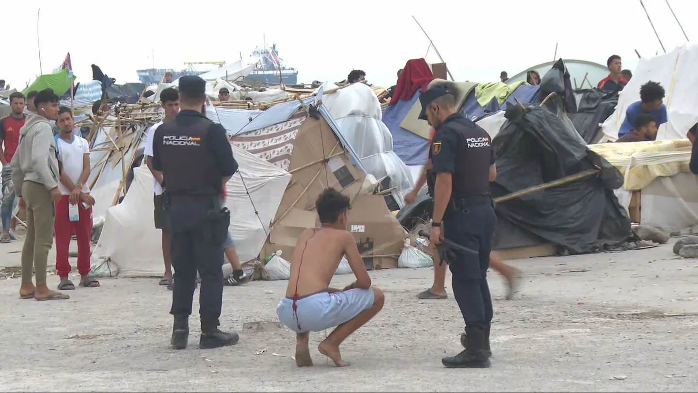 Imagen de un migrante tras la pelea en la playa de Guano (Ceuta) Imagen de un migrante tras la pelea en la playa de Guano (Ceuta)