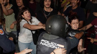 La Polic&iacute;a Nacional carga contra los manifestantes que esta tarde de viernes se han manifestado en Valladolid contra el desahucio de Maricarmen