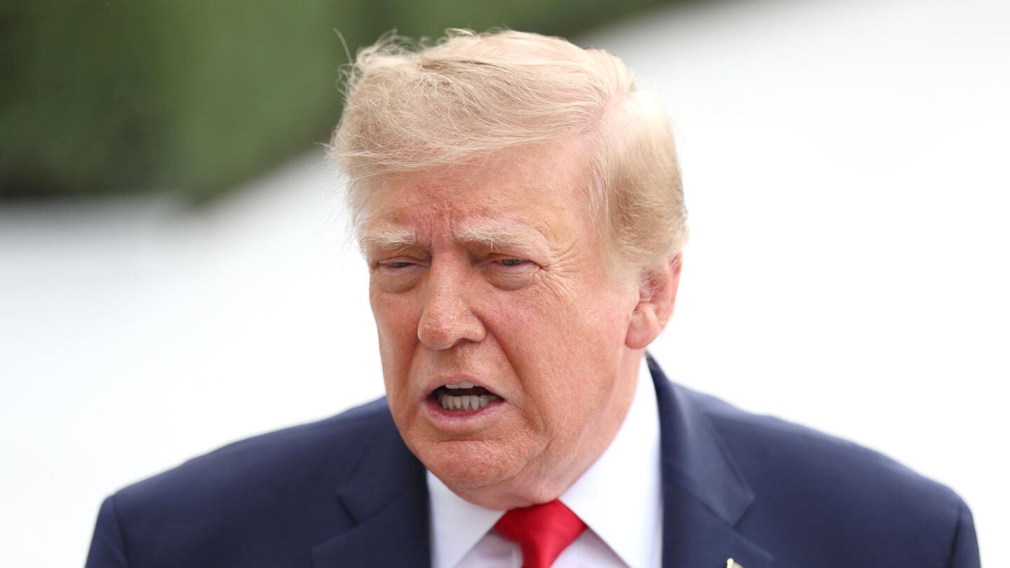 El presidente de Estados Unidos, Donald Trump, antes de subir al helic&oacute;ptero