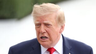 El presidente de Estados Unidos, Donald Trump, antes de subir al helic&oacute;ptero