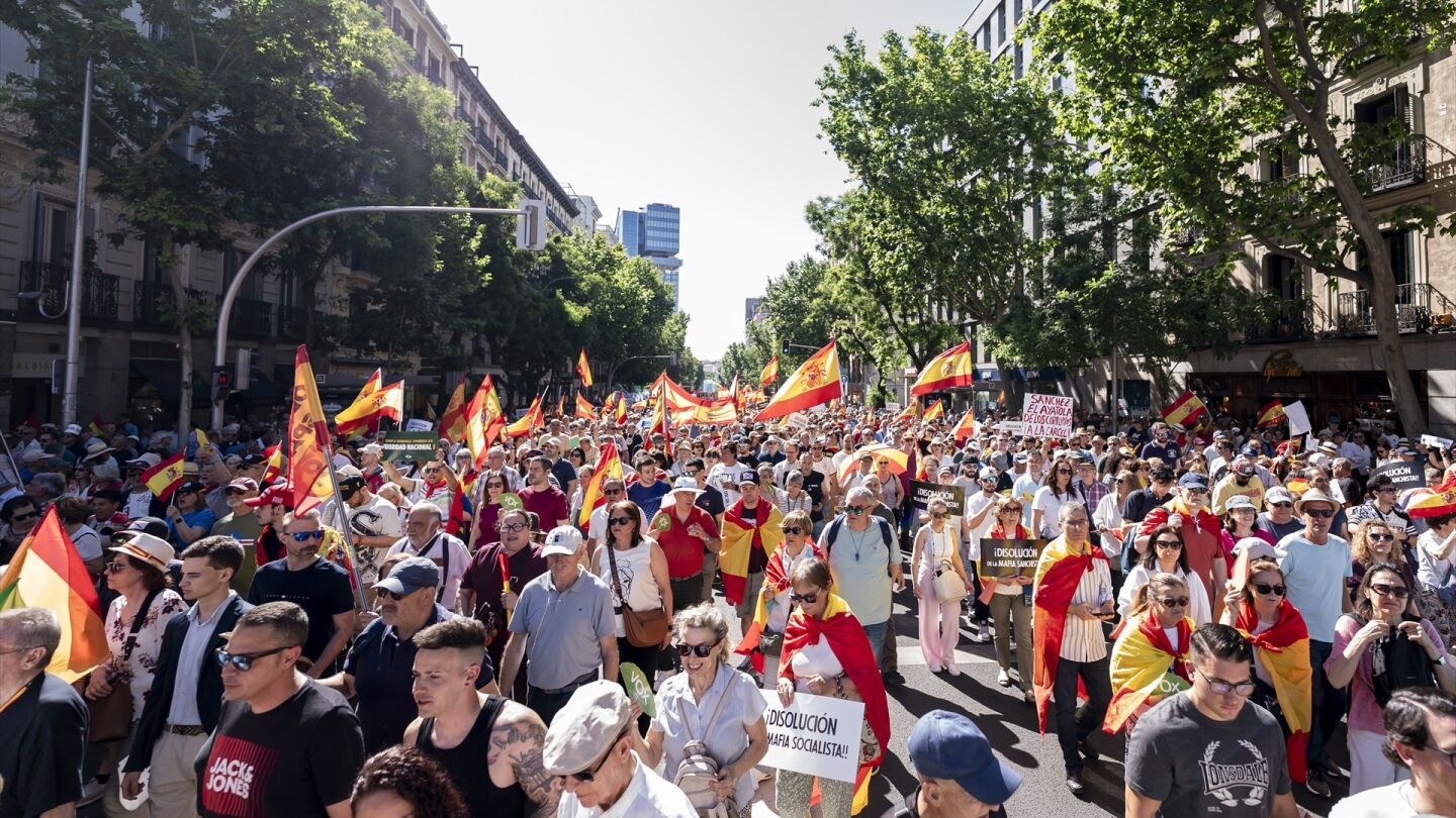 Numerosas personas en la manifestaci&oacute;n convocada por Socidedad Civil en mayo (Archivo)