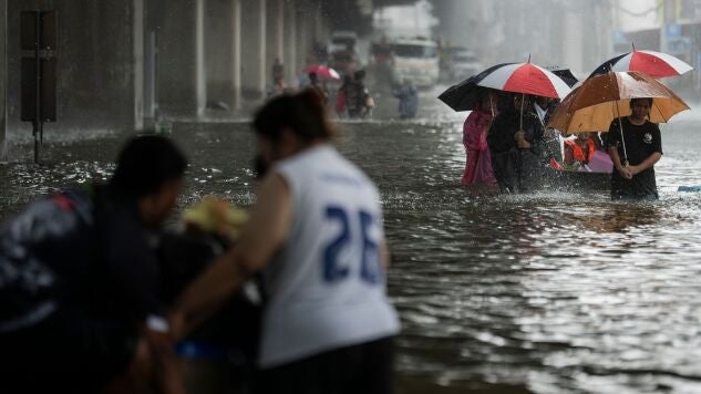 Unos 5.000 evacuados y m&aacute;s de 50.000 familias afectadas por las inundaciones de Bangkok