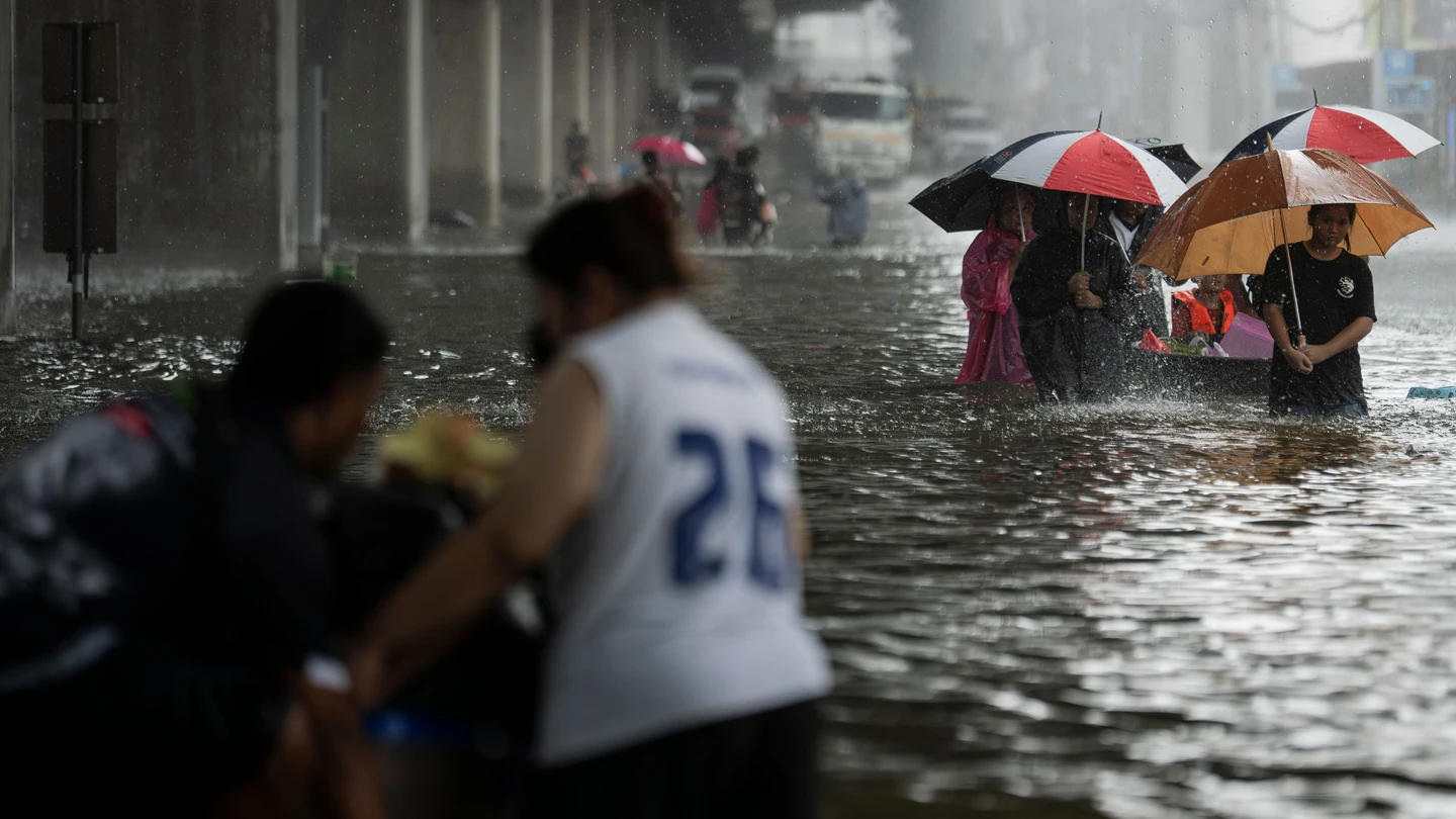 Unos 5.000 evacuados y más de 50.000 familias afectadas por las inundaciones de Bangkok Unos 5.000 evacuados y más de 50.000 familias afectadas por las inundaciones de Bangkok