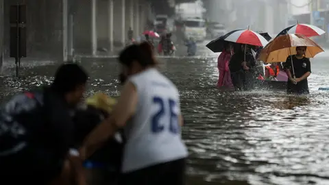 Unos 5.000 evacuados y más de 50.000 familias afectadas por las inundaciones de Bangkok Unos 5.000 evacuados y más de 50.000 familias afectadas por las inundaciones de Bangkok