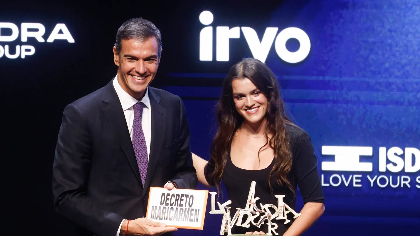 La cantante Amaia entrega el 'decreto Maricarmen' a Pedro Sánchez en un acto en Barcelona La cantante Amaia entrega el 'decreto Maricarmen' a Pedro Sánchez en un acto en Barcelona