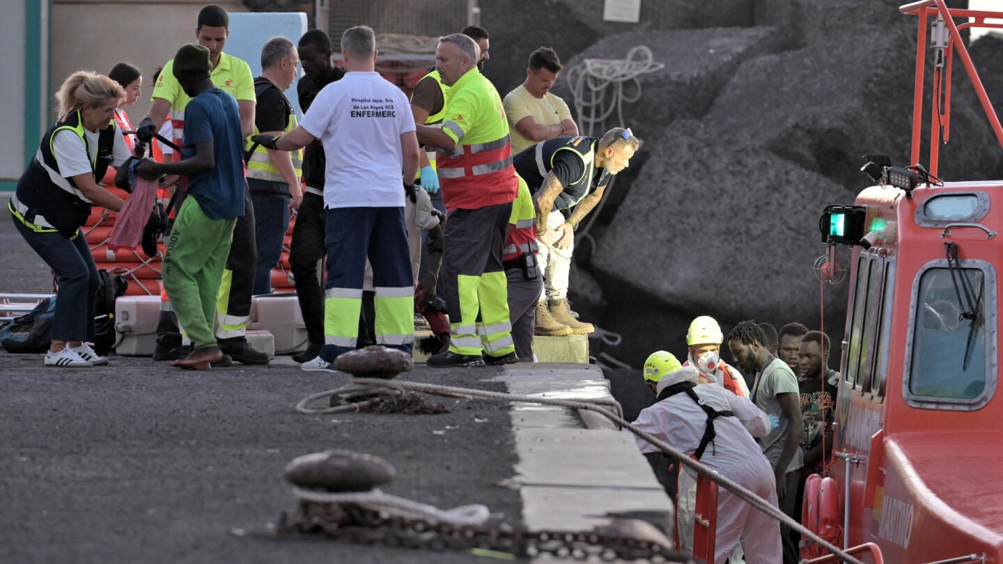 Imagen de archivo de la llegada de un grupo de migrantes tras un rescate de Salvamento Mar&iacute;timo de un cayuco al sur de la isla de El Hierro. 
