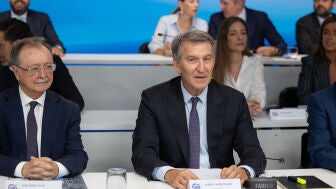 El presidente del Partido Popular, Alberto N&uacute;&ntilde;ez Feij&oacute;o, junto al presidente de Ceuta, Juan Jes&uacute;s Vivas, durante la Junta Directiva Nacional del PP, a 28 de septiembre de 2026, en Madrid (Espa&ntilde;a). Feij&oacute;o ha reunido hoy a la Junta Directiva del PP en medio del debate pol&iacute;tico con la crisis migratoria en Ceuta y la crisis de la vivienda y la mirada puesta en las elecciones de 2027.