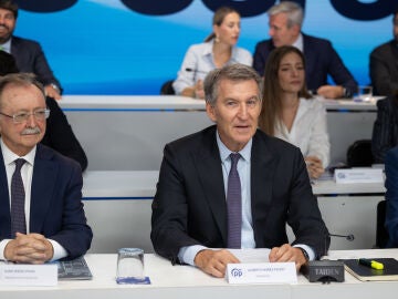 El presidente del Partido Popular, Alberto N&uacute;&ntilde;ez Feij&oacute;o, junto al presidente de Ceuta, Juan Jes&uacute;s Vivas, durante la Junta Directiva Nacional del PP, a 28 de septiembre de 2026, en Madrid (Espa&ntilde;a). Feij&oacute;o ha reunido hoy a la Junta Directiva del PP en medio del debate pol&iacute;tico con la crisis migratoria en Ceuta y la crisis de la vivienda y la mirada puesta en las elecciones de 2027.