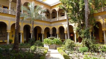 Patio del Palacio de las Due&ntilde;as
