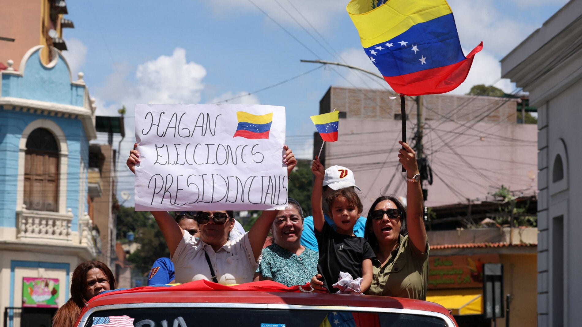 Claudia Macero regresa a Venezuela mientras la oposición exige el retorno de María Corina Machado
