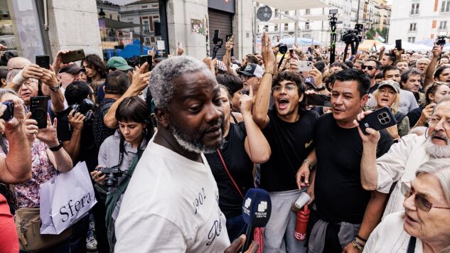 Decenas de personas increpan para que se vaya a Bertrand Ndongo.