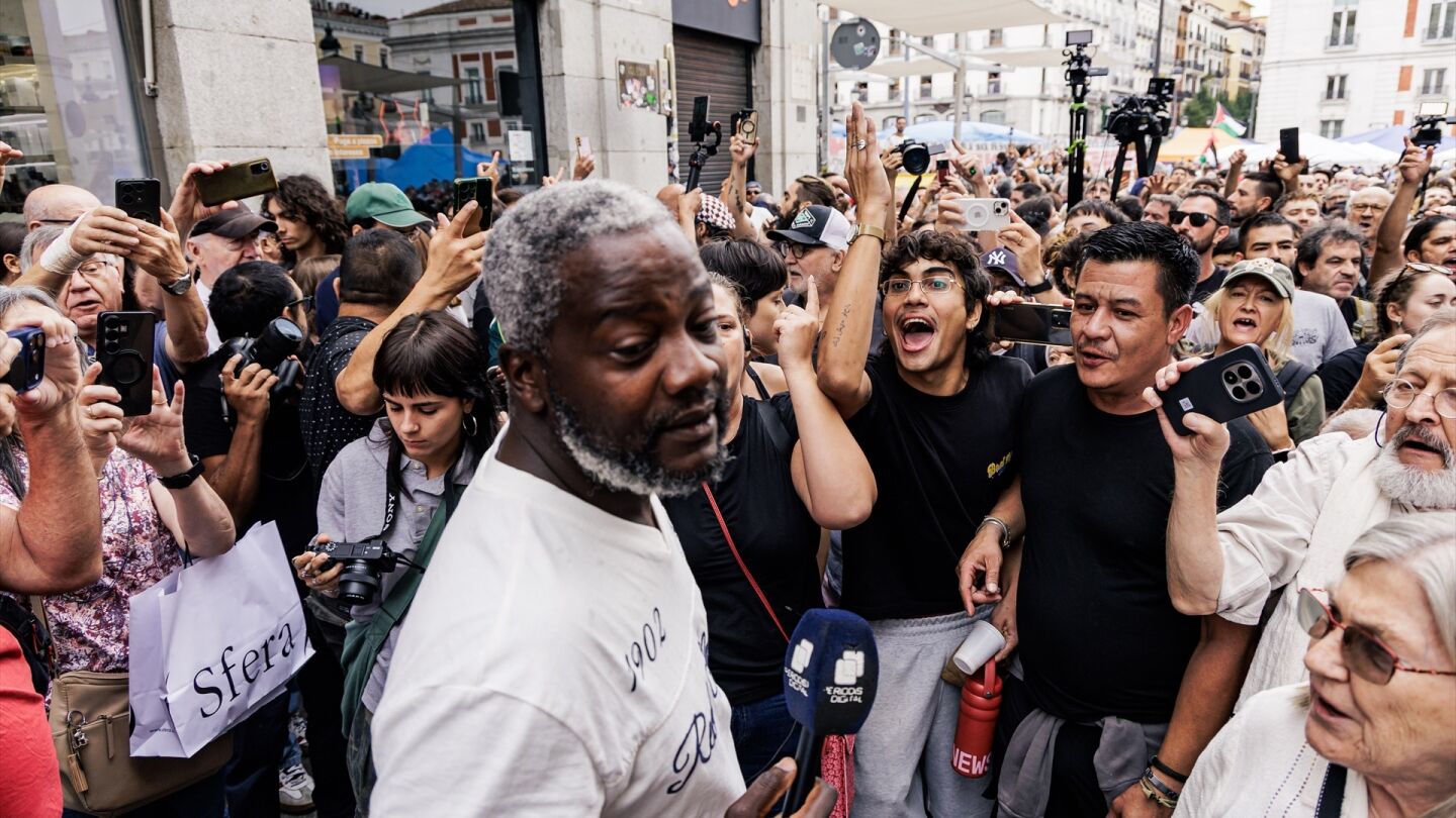 Decenas de personas increpan para que se vaya a Bertrand Ndongo.