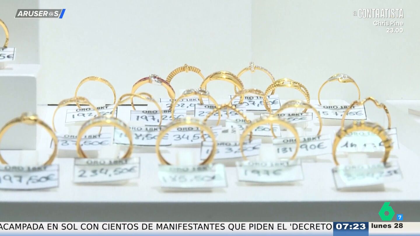 El surrealista momento de una mujer al perder su alianza de oro y diamantes al sacarse un moco por la ventanilla del coche