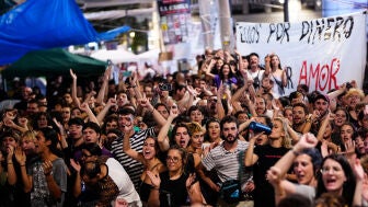 Cientos de acampados en la Puerta del Sol, durante la segunda noche de la acampada
