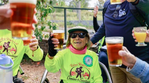 La puertorriqueña de 98 años, Rufina Rodríguez Morales, celebra con unas cervezas en el tramo final de Camino de Santiago