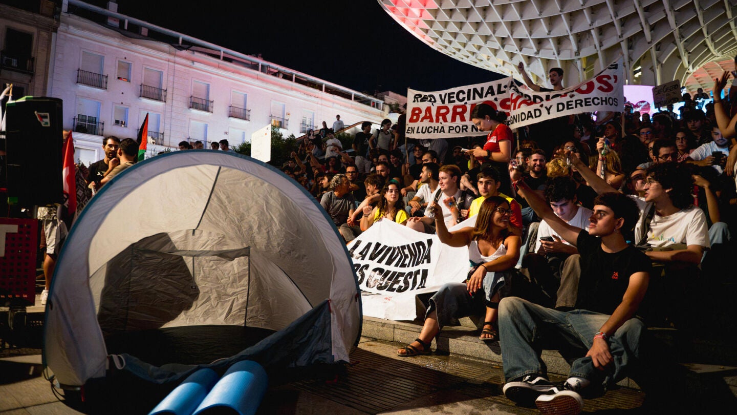 Concentraci&oacute;n y posterior acampada celebrada este lunes en la Plaza de la Encarnaci&oacute;n, en Sevilla, como apoyo a la acampada por la vivienda de Madrid.
