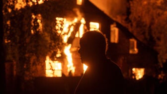 Un incendio, tras un nuevo ataque con drones rusos contra la capital ucraniana, Kyiv, el 28 de septiembre de 2026