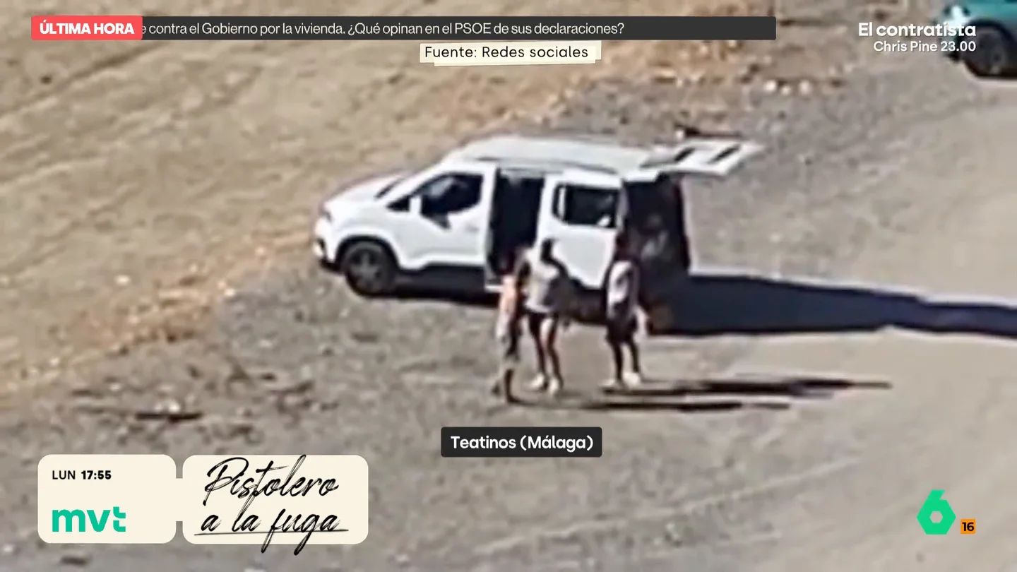 Pistolero a la fuga en Málaga: persigue a dos hombres, arma en mano, por un descampado El sospechoso comienza a discutir con un individuo, mientras que otro intenta poner paz en ambos. El suceso está siendo investigado por el grupo de atracos.