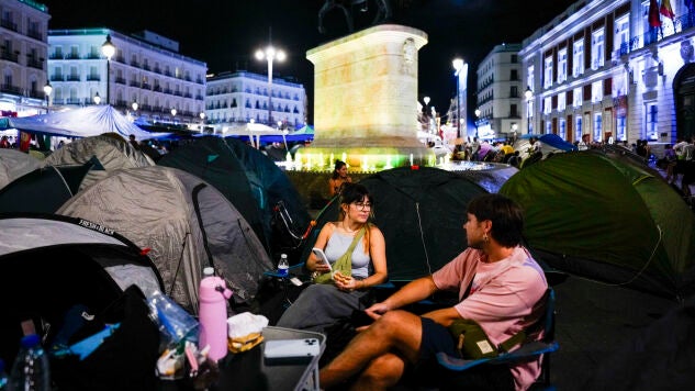 Cientos de acampados en la Puerta del Sol convocados por el Sindicato de Inquilinas, durante la segunda noche de la acampada