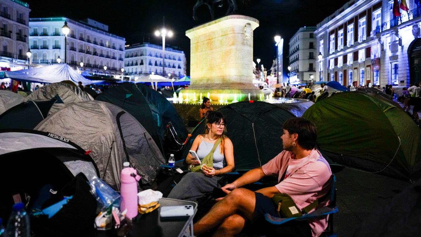 Cientos de acampados en la Puerta del Sol convocados por el Sindicato de Inquilinas, durante la segunda noche de la acampada