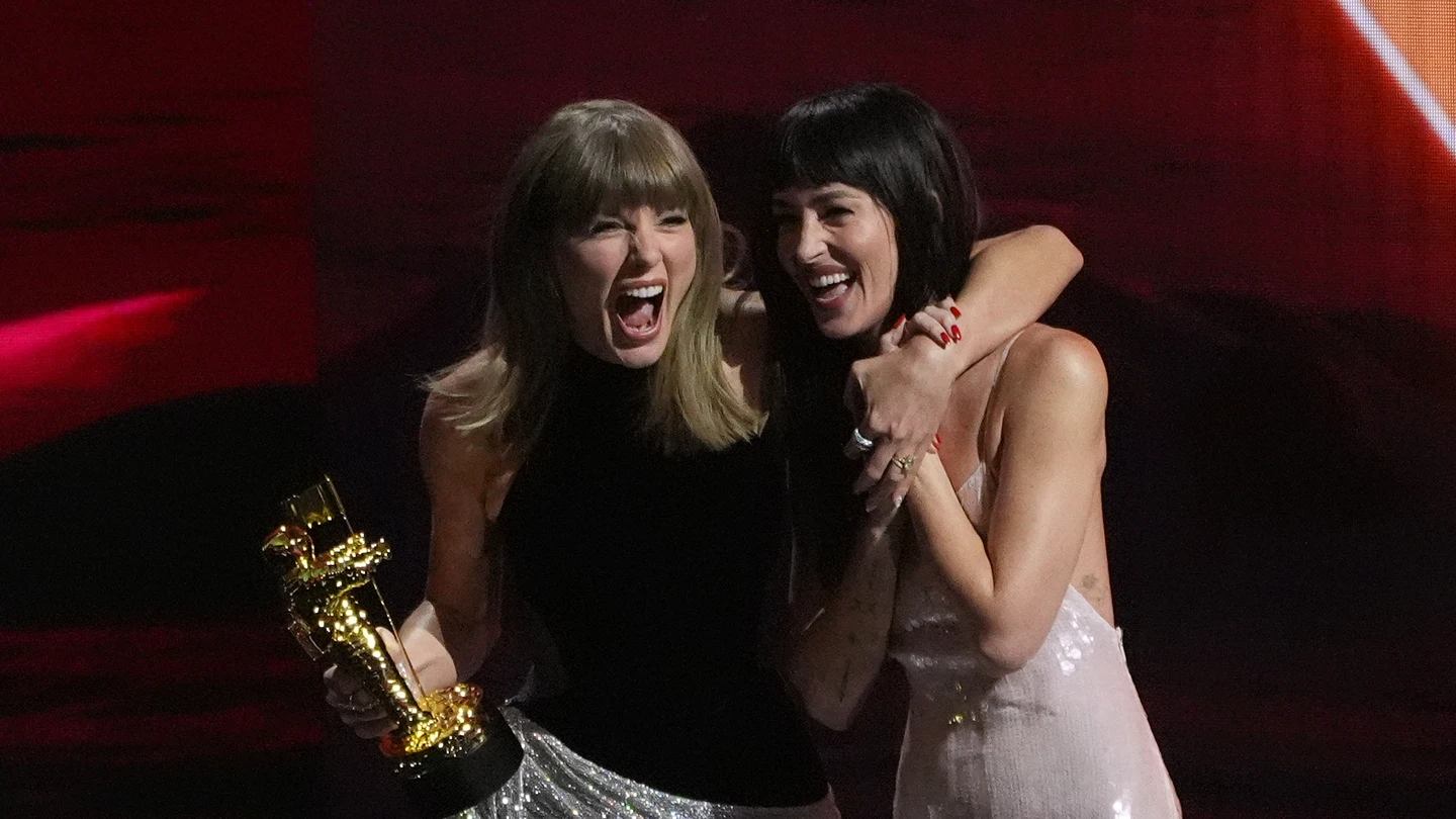 Taylor Swift y Dakota Johnson celebran uno de los premios de la cantante en los VMAs de la MTV Taylor Swift y Dakota Johnson celebran uno de los premios de la cantante en los VMAs de la MTV