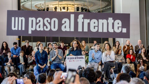 Representantes de las formaciones Izquierda Unida, Movimiento Sumar, M&aacute;s Madrid y Comuns, durante el acto 'Un paso al frente'