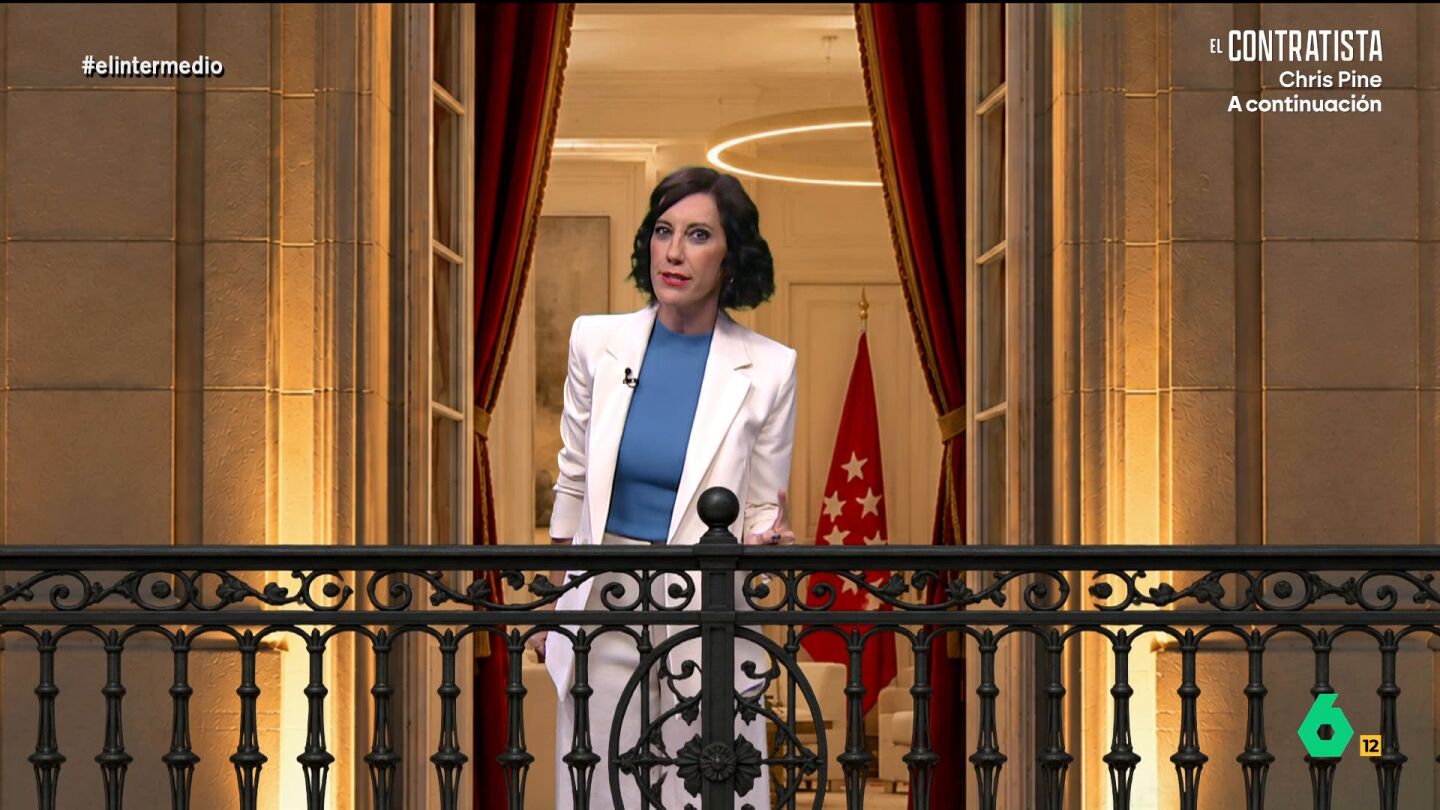 'Isabel D&iacute;az Ayuso', imitada por Cristina Gallego, se dirige desde el balc&oacute;n de Sol a los manifestantes por la vivienda: "Que me digan a qu&eacute; edad est&aacute; bien dejar de pagar el alquiler porque cumplo a&ntilde;os en dos semanas y eso que me ahorro para invitar a ca&ntilde;itas".