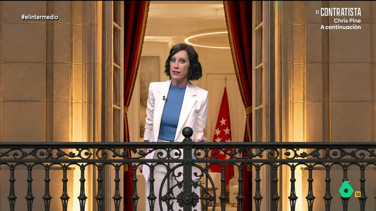 'Isabel Díaz Ayuso' se dirige a los acampados en Sol: "Yo tampoco tengo casa, pero me consuelo insultando a Pedro Sánchez" 'Isabel Díaz Ayuso', imitada por Cristina Gallego, se dirige desde el balcón de Sol a los manifestantes por la vivienda: "Que me digan a qué edad está bien dejar de pagar el alquiler porque cumplo años en dos semanas y eso que me ahorro para invitar a cañitas".