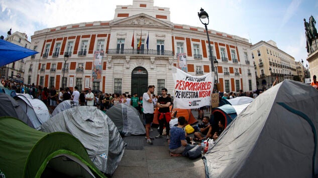 Cientos de personas ocupan con tiendas de campa&ntilde;a la madrile&ntilde;a Puerta del Sol.