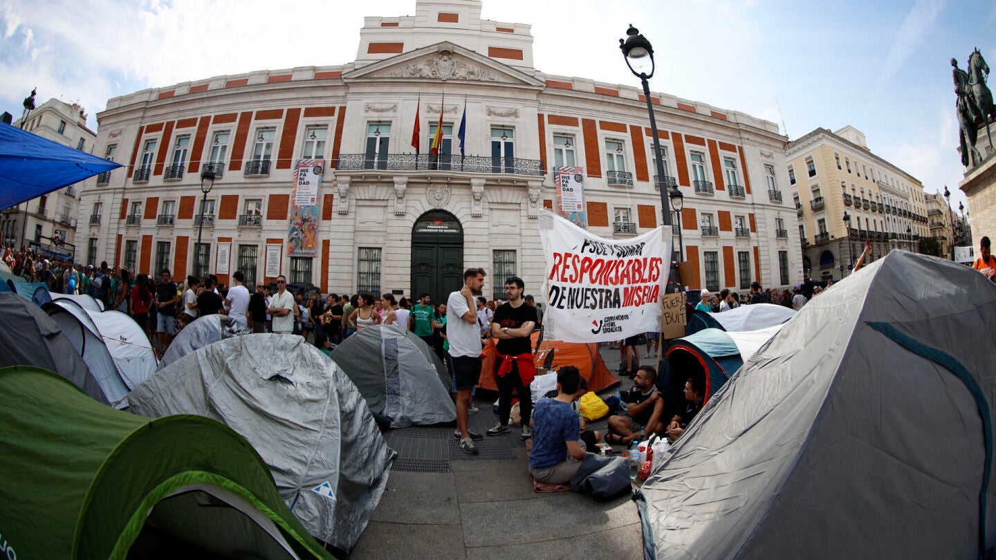 Cientos de personas ocupan con tiendas de campa&ntilde;a la madrile&ntilde;a Puerta del Sol.