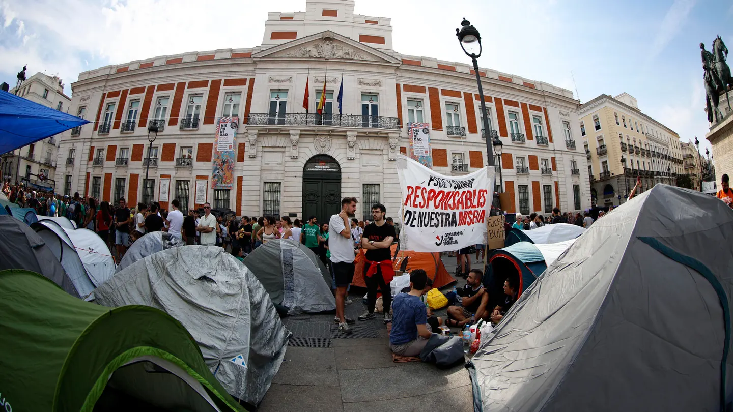 Cientos de personas ocupan con tiendas de campaña la madrileña Puerta del Sol. Cientos de personas ocupan con tiendas de campaña la madrileña Puerta del Sol.
